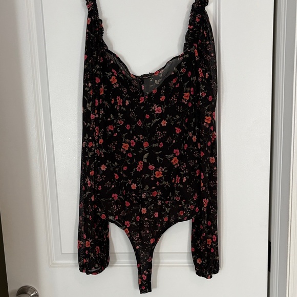 NWT Lulu's Black Floral Bodysuit Size XL - Picture 3 of 3